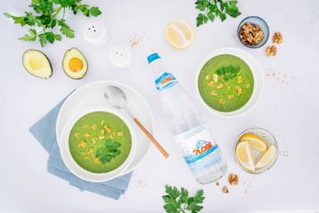Trend Souping: Grünkohl-Detox-Suppe mit Plose Mineralwasser Naturale